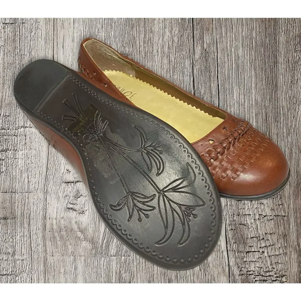Rouge Helium brown slip‎ on loafer. Size 6.5
